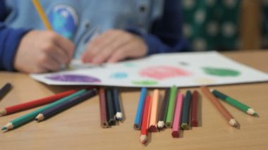 Bilinmeyen küçük çocuk çizim resimleri. Yakın çekim