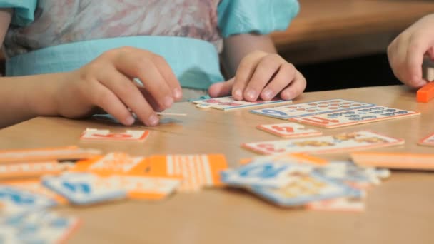 Niña jugando en el desarrollo juego — Vídeo de stock