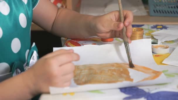 Desenho de criança desconhecida com aquarelas — Vídeo de Stock