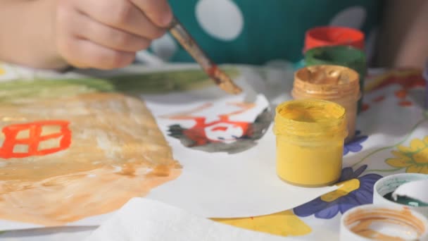 Dibujo infantil desconocido con acuarelas — Vídeo de stock