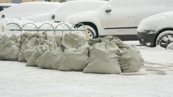 Bauschutt in Säcken, die im Schnee liegen — Stockvideo