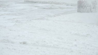 Adam kar kar pulluk makine ile kaldırma