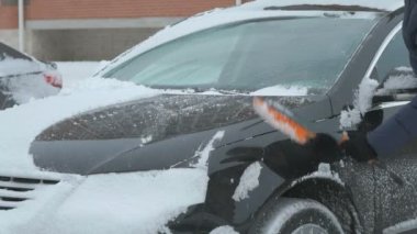 kar adam temizlik arabadan