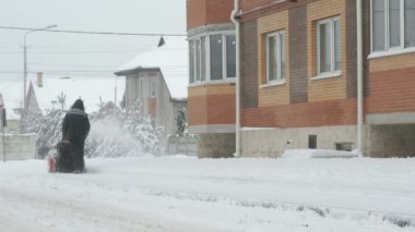 Adam kar kar pulluk makine ile kaldırma