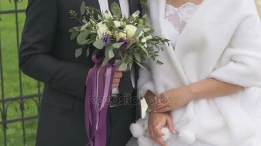 Gelin ve Damat Düğün üzerinde birbirlerine sarılma