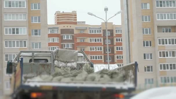 Грузовик вывозит строительный мусор в мешках — стоковое видео