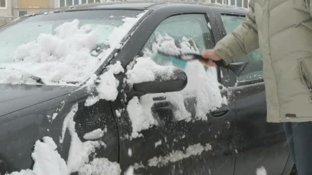Hombre limpieza coche de nieve — Vídeo de stock