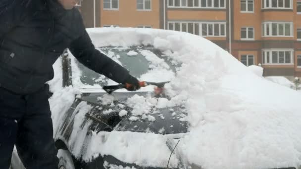 Férfi takarítás autó hó — Stock videók