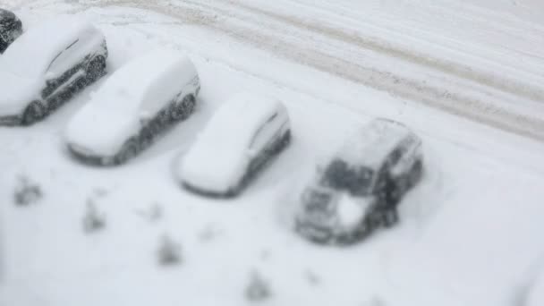 Parkplatz mit schneebedeckten Autos im Winter — Stockvideo