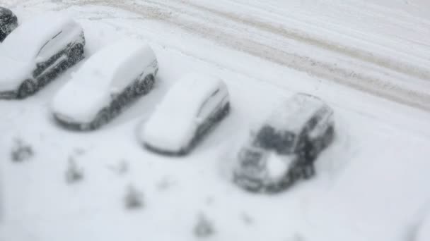 Aparcamiento con coches cubiertos de nieve en invierno — Vídeo de stock