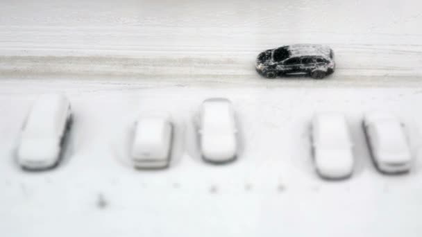 Aparcamiento con coches cubiertos de nieve en invierno — Vídeos de Stock