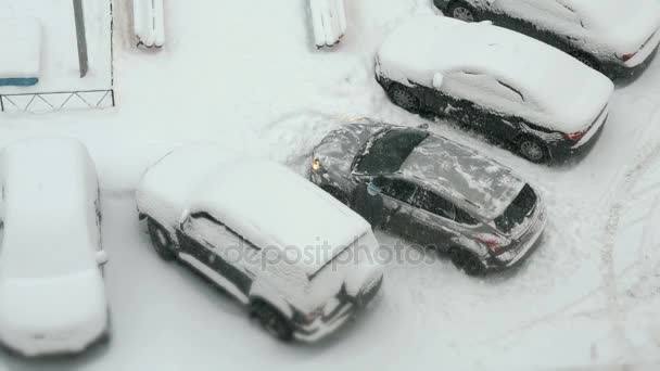 Parque de estacionamento com carros cobertos de neve no inverno — Vídeo de Stock