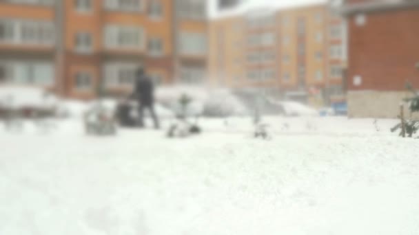 人与雪犁机除雪 — 图库视频影像