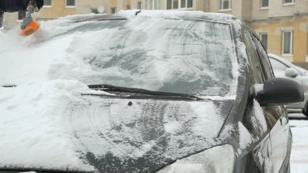 Man rengöring bil från snö — Stockvideo