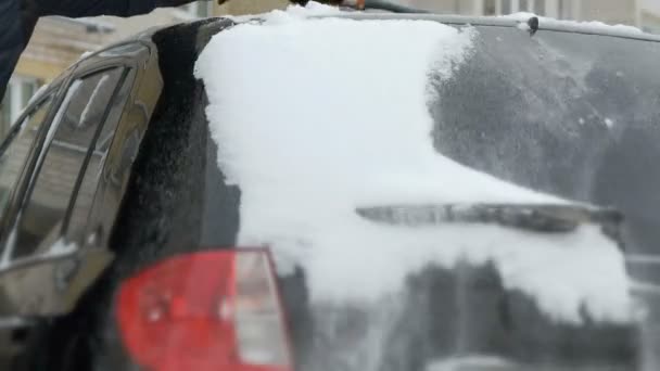 Homme nettoyage voiture de neige — Video