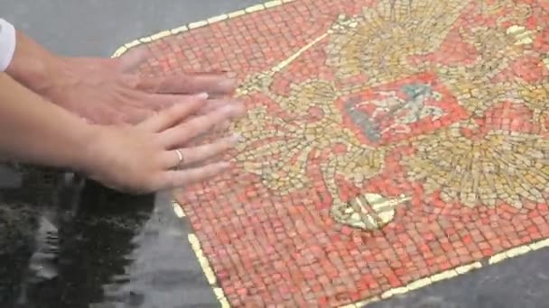新婚夫妇的结婚戒指的手的特写镜头 — 图库视频影像