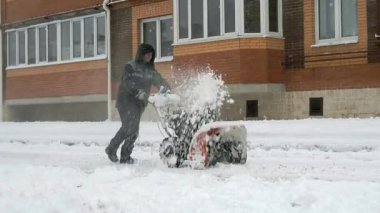 Adam kar kar pulluk makine ile kaldırma