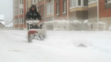 Adam kar kar pulluk makine ile kaldırma