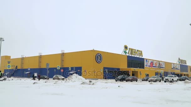 Hypermarket next to the parking — Stock Video