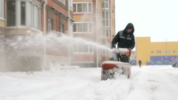 Man verwijderen van sneeuw met sneeuw ploeg machine — Stockvideo