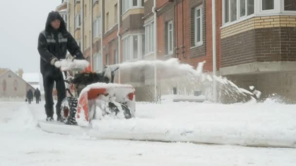Eltávolítása a hó a hó Szántó gép ember — Stock videók