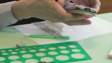 Öğrenci ile smartphone ve defter