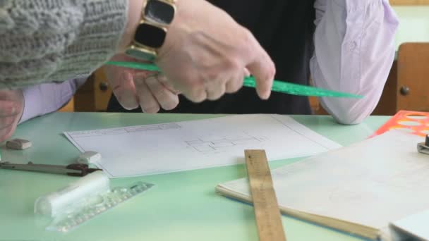 Primer plano de la mano del profesor y el estudiante en la mesa — Vídeo de stock