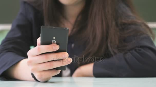 Écolière tapant du texte dans le smartphone. Gros plan — Video
