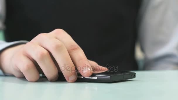 Estudiante buscando y escribiendo texto en el teléfono inteligente — Vídeo de stock