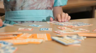 Küçük kız oyun geliştirmede oynamaktan