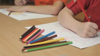 Bilinmeyen küçük çocuk çizim resimleri. Yakın çekim