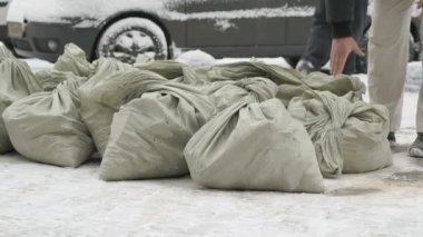 Bilinmeyen bir adam alarak çanta enkaz ile