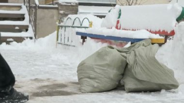 Bilinmeyen bir adam alarak çanta enkaz ile