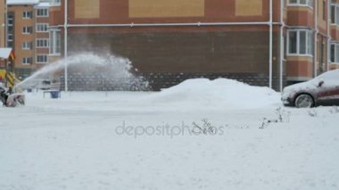 Adam kar kar pulluk makine ile kaldırma