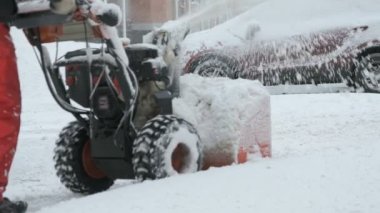 Adam kar kar pulluk makine ile kaldırma
