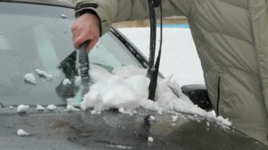 kar adam temizlik arabadan
