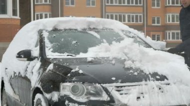 kar adam temizlik arabadan