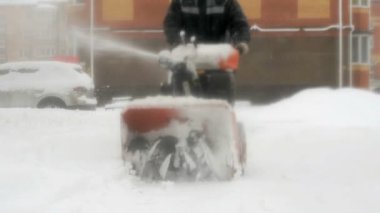 Adam kar kar pulluk makine ile kaldırma