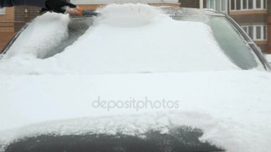 kar adam temizlik arabadan