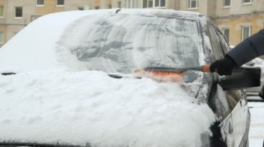 kar adam temizlik arabadan