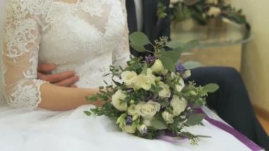 Gelin ve Damat Düğün üzerinde birbirlerine sarılma