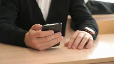 Bilinmeyen çocuk öğrenci ile smartphone