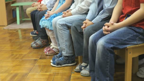 Niños preescolares desconocidos posando para fotógrafo — Vídeos de Stock