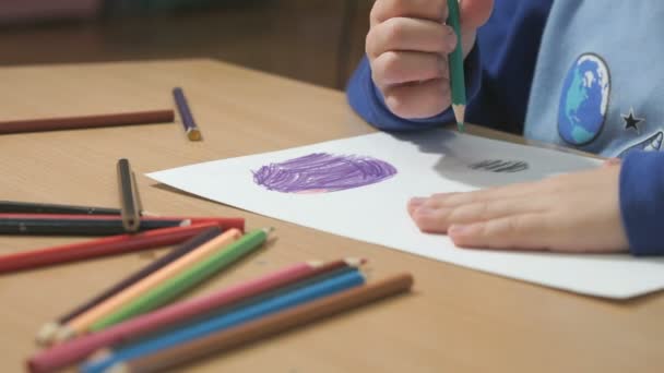 Неизвестный ребёнок рисует картины. Крупный план — стоковое видео
