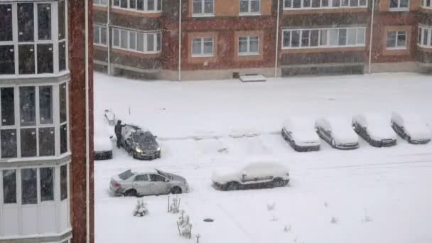 Snö över multi envåningshus — Stockvideo