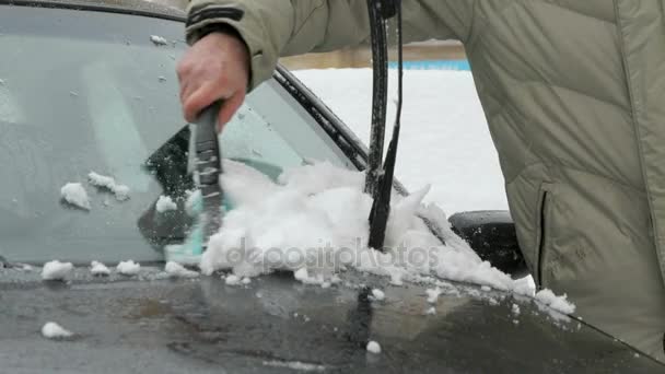 Hombre limpieza coche de nieve — Vídeos de Stock