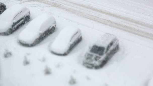 与冬季大雪覆盖车停车场 — 图库视频影像