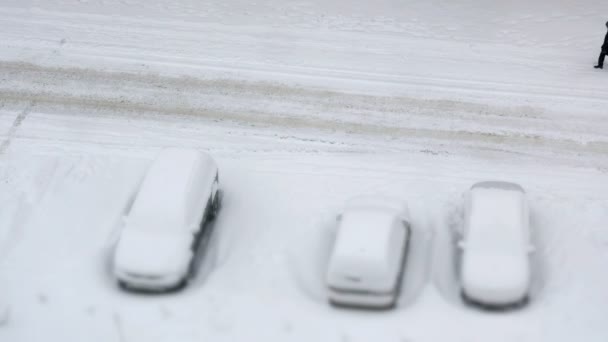 Паркінг зі сніговим покриттям автомобілів взимку — стокове відео