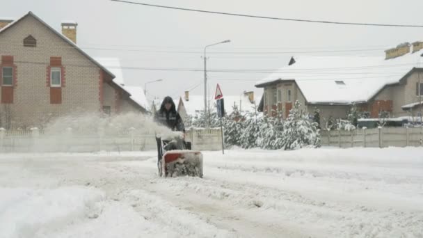 Чоловік знімає сніг з машиною для снігу — стокове відео