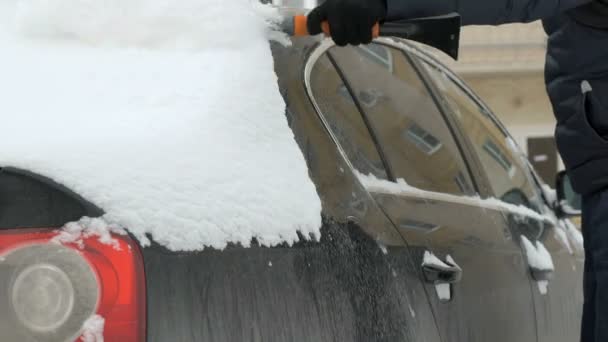 Hombre limpieza coche de nieve — Vídeo de stock